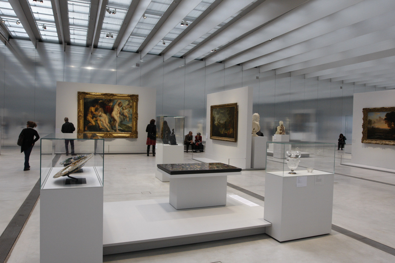 Le Louvre-Lens aura attiré un peu plus de 1 400 000 visiteurs en deux ans, l’enjeu pour le musée est dorénavant de continuer à attirer d’autres visiteurs et renouveler les collections pour susciter plusieurs visites des mêmes personnes.