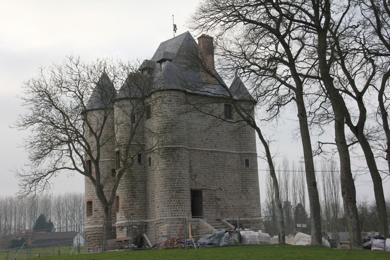 Le clos et le couvert du donjon ont été remis à neuf.     