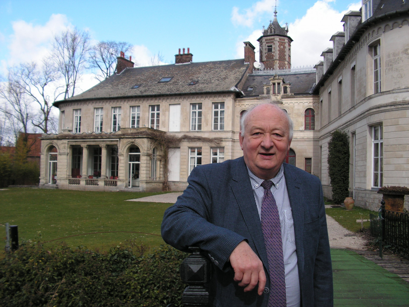 Jean-Pierre Coquerelle et le château d’Aubry, côté terrasse