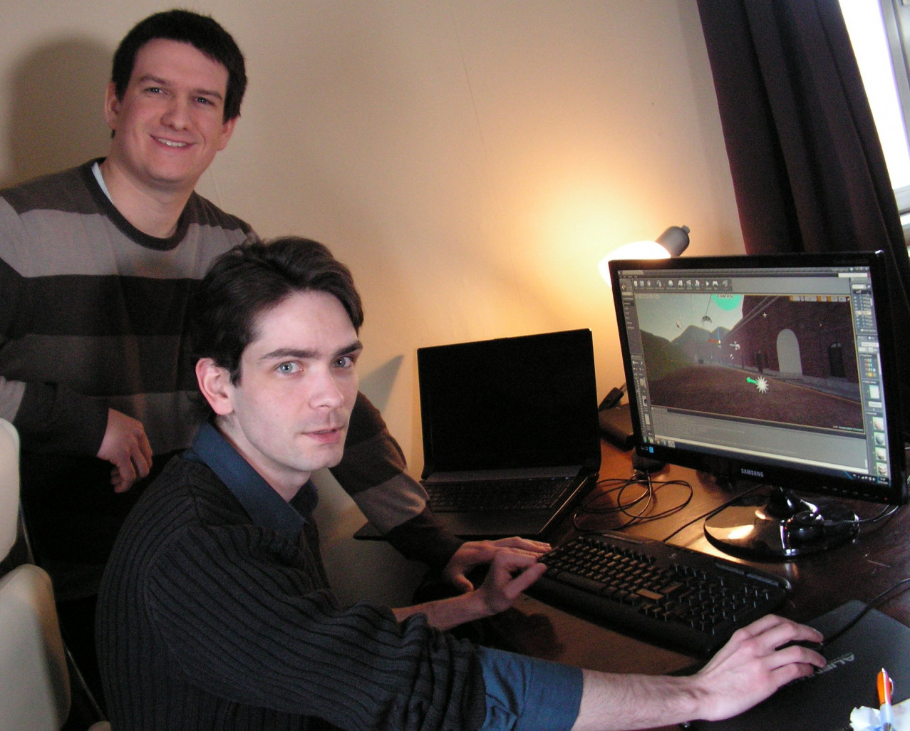 Maxime Huet (debout) et Antoine Saison. Ils ont 25 ans l’un et l’autre et une même passion pour la création d’images et d’interactions en 3D.