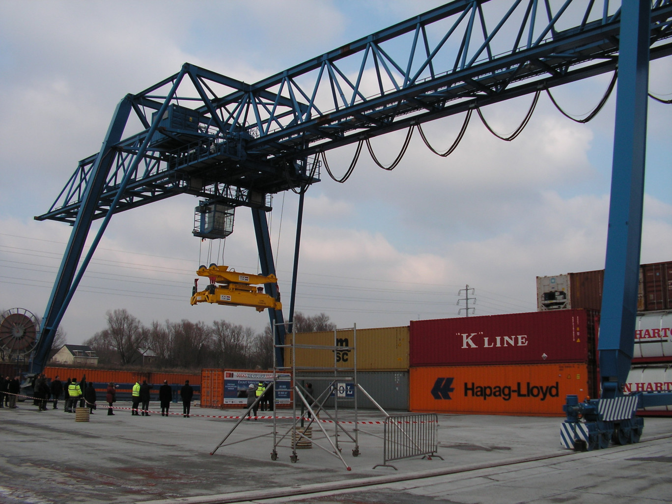 Le portique à conteneurs ou pont roulant spécialisé serait le plus grand au nord de Paris. Il domine le quai à péniches sur l’Escaut et la plateforme de stockage de 20.000 m2.