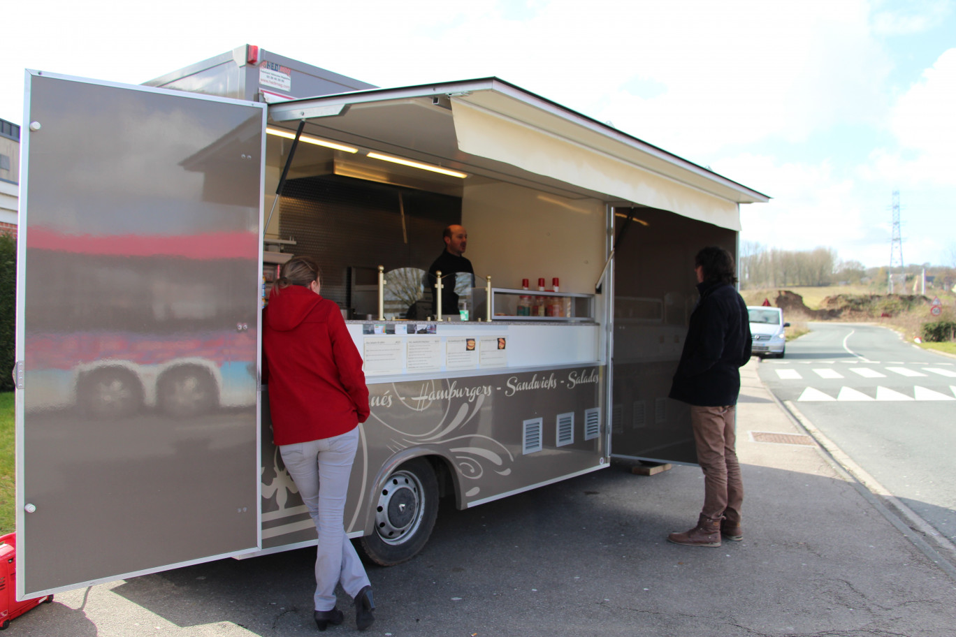 « David Mobailly dans son food truck ».