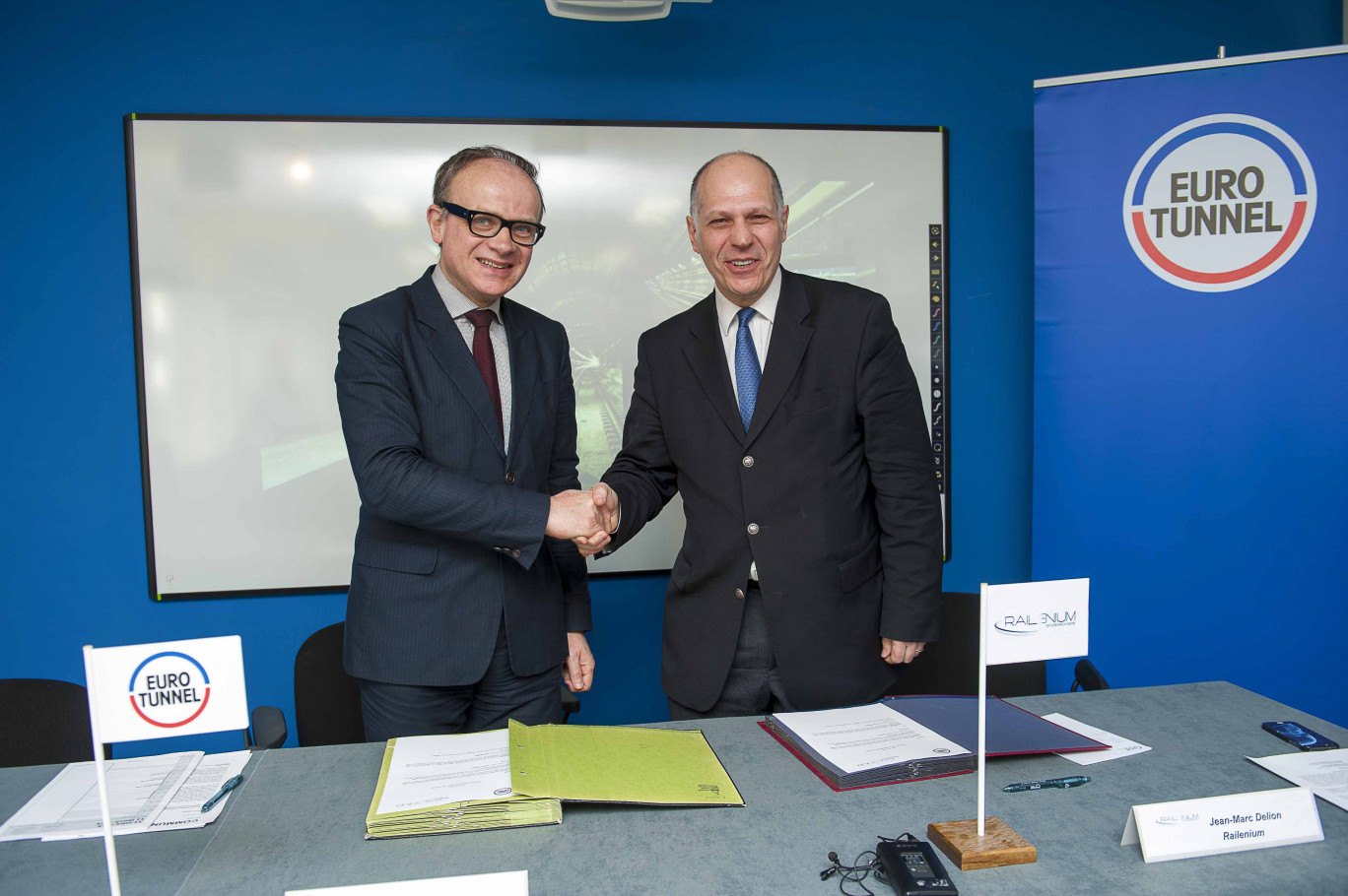 « (à gauche) Michel Boudoussier, directeur général de Groupe EuroTunnel et Jean-Marc Delion, délégué général de Railenium ».