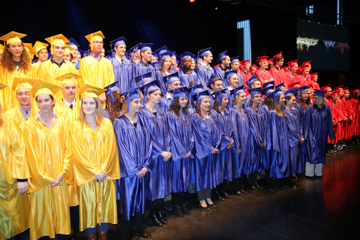 Les diplômés sont habillés d’une toge (en bleu, école d’ingénieurs ei-cesi ; en rouge, école supérieure d’informatique exia-cesi ; en jaune, Cesi entreprises -formation continue) et coiffés d’un mortier.