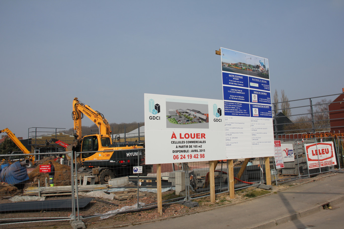 Les travaux avancent à un bon rythme et le village de commerçants pourra ouvrir ses portes dès le mois de mai.  