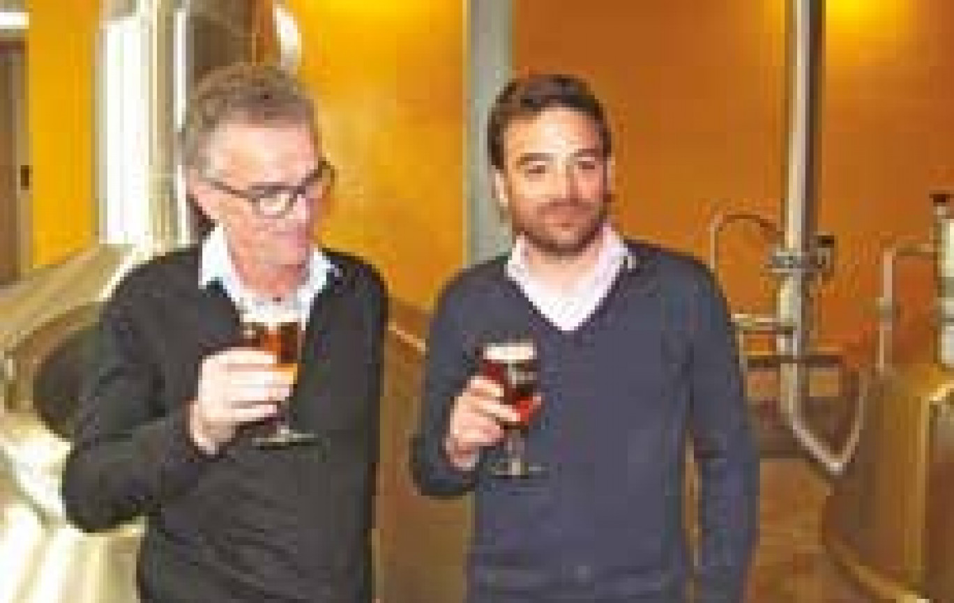 Raymond Duyck et son fils Mathieu durant l’inauguration et les échanges avec la presse. Le père prépare la transmission de la brasserie à son fils. Il représentera la cinquième génération.
