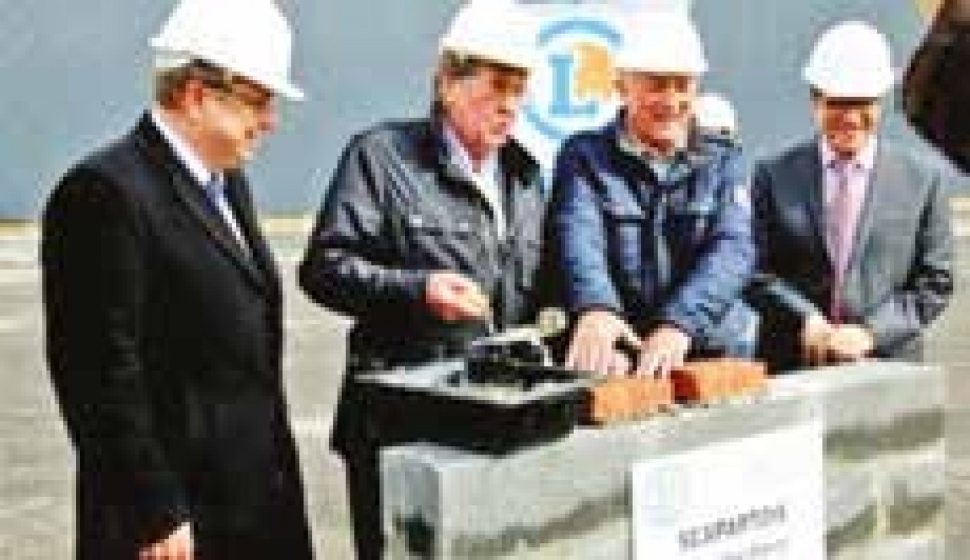 Lors de la pose de la première pierre, un moment d’émotion avec la présence de Jean Maurice, dirigeant fondateur de la coopérative Scapartois, qui tient la truelle avec bonheur.