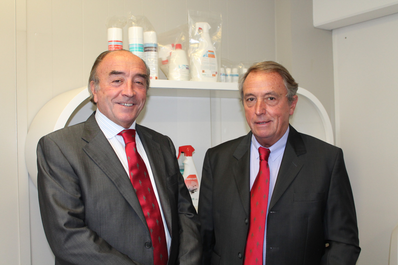 Thierry Letartre, directeur général des Laboratoires Anios et Bertrand Letartre, président directeur général.
