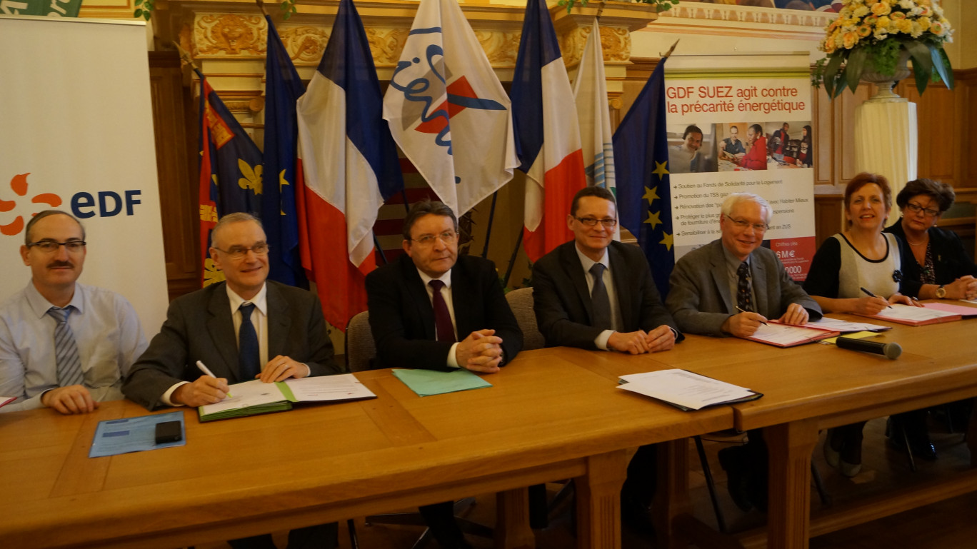 À Liévin, EDF a signé une convention différents partenaires : la ville, le Crédit Agricole, GDF, la CPAM et l’association Passerelle.