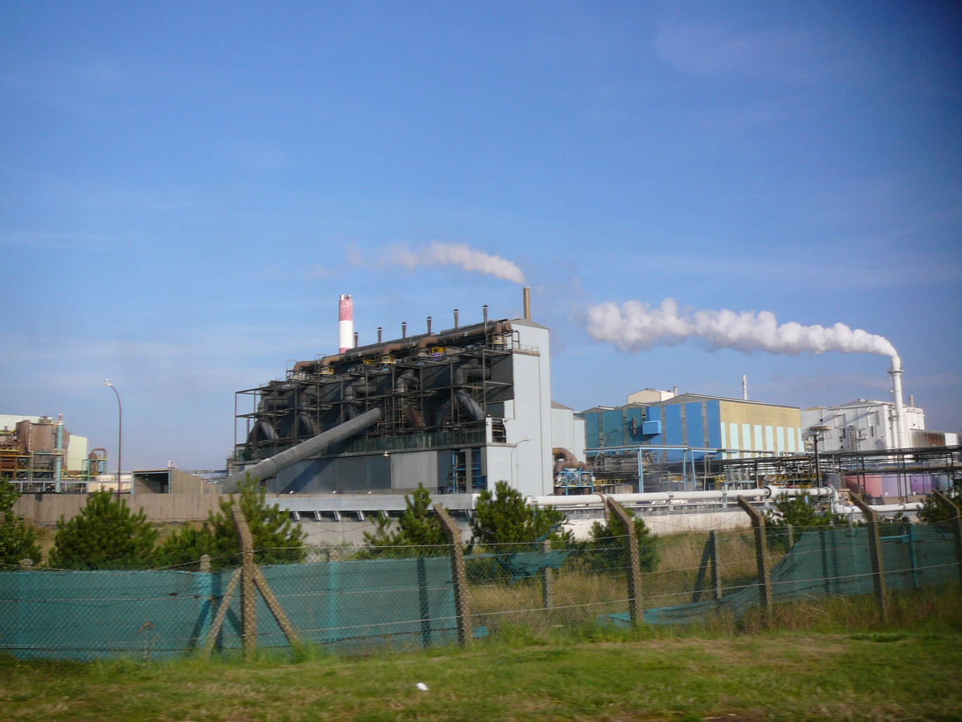 « L'usine calaisienne du groupe Huntsmann-Tioxide dans la zone des Dunes à Calais ».