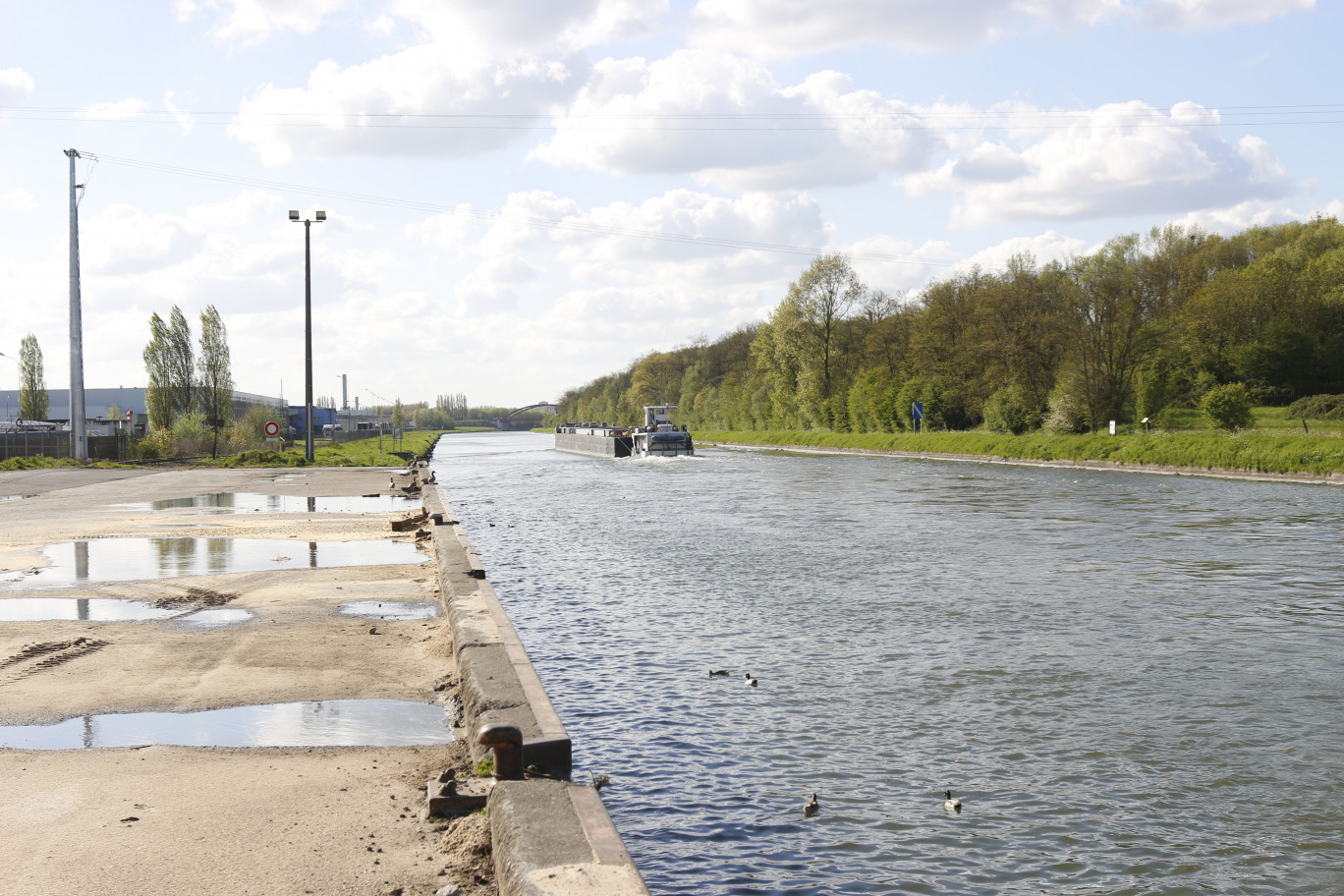 Le port de commerce de Béthune a aujourd'hui un trafic assez limité, il n'est pas assez grand, mal équipé. Le projet d'extension doit lui permettre de passer à la vitesse supérieure avant la mise en service de Seine-Nord Europe.