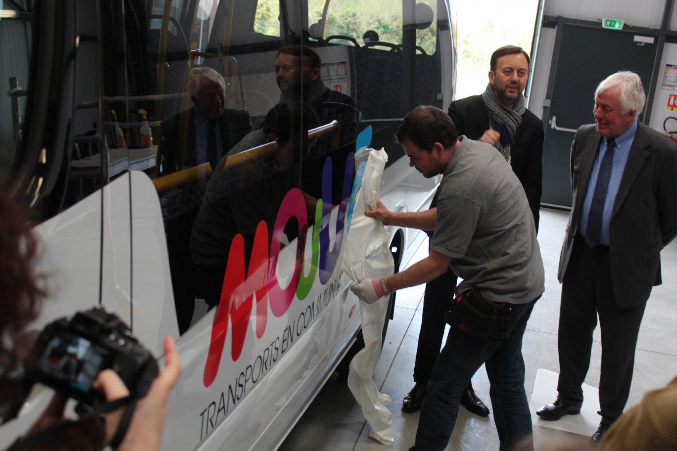François Decoster et Marc Thomas, président et vice président (Transports) de la CASO assistent au marquage des nouveaux bus.
