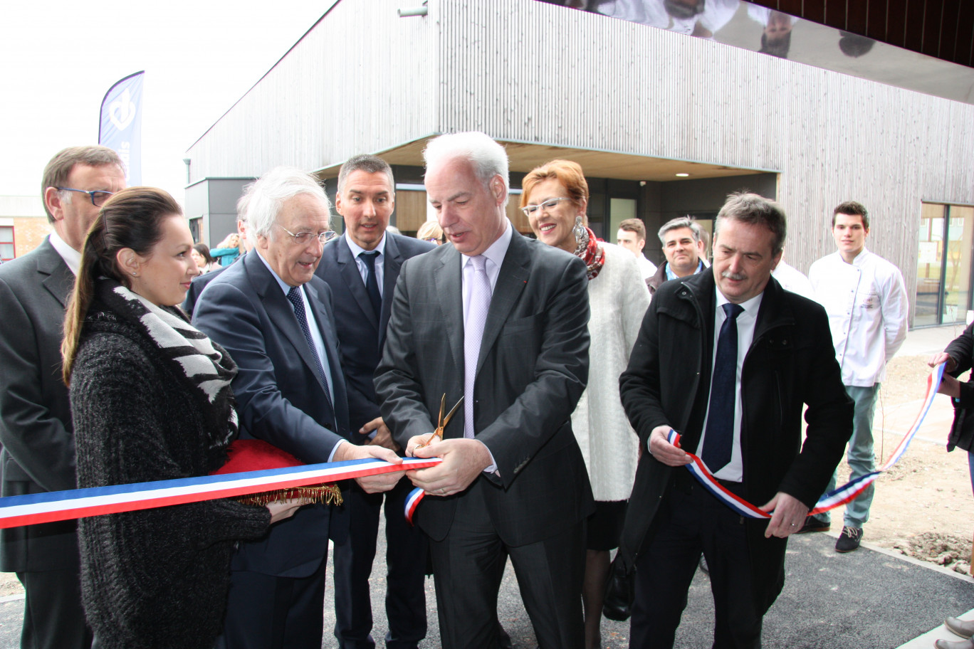 MM. Daniel Percheron et Alain Griset coupent le ruban inaugural.