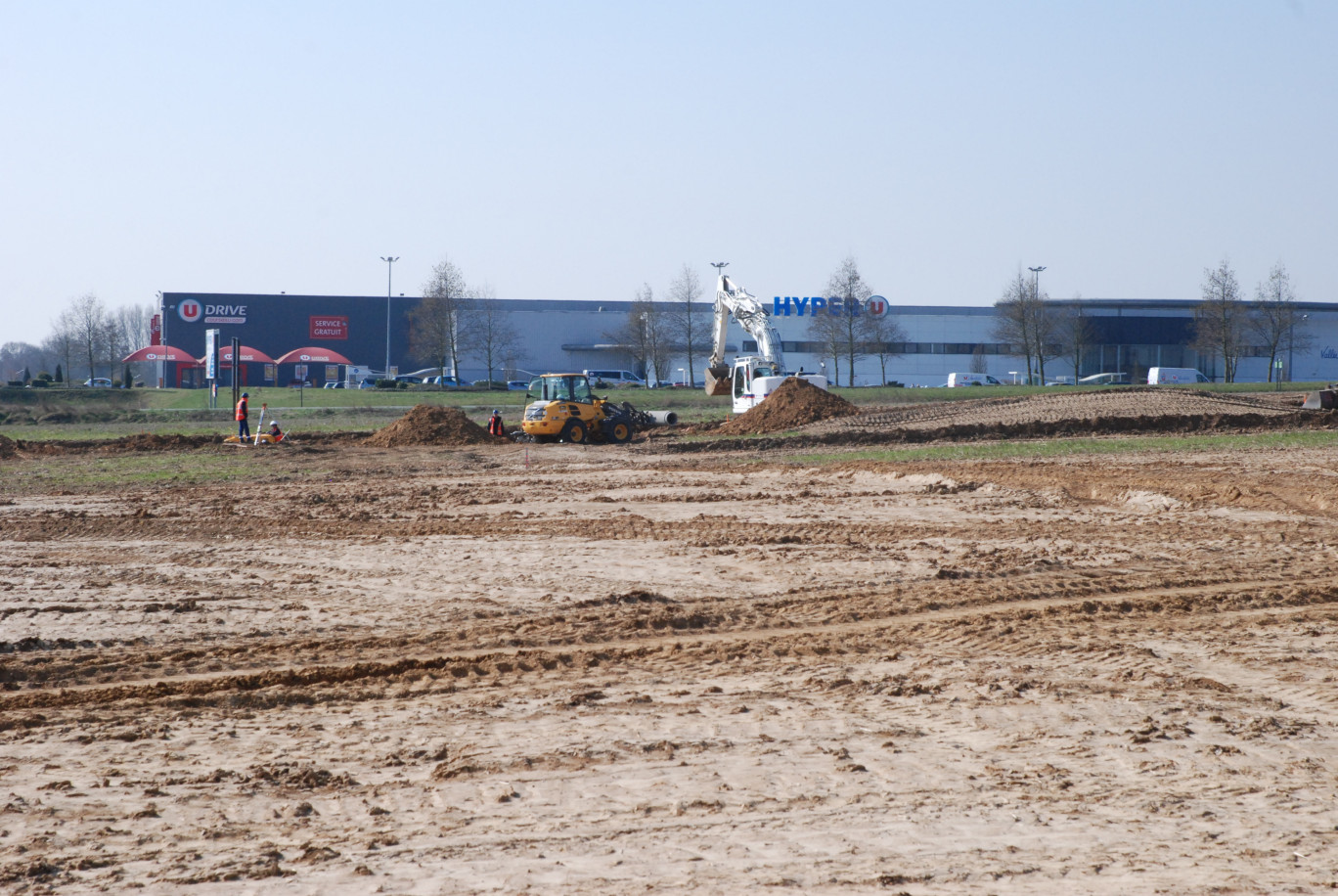 La future zone d’activités légères de Baralle est située en bordure de la RD 939 sur l’axe Arras Cambrai face à la zone commerciale de l’Hyper U.