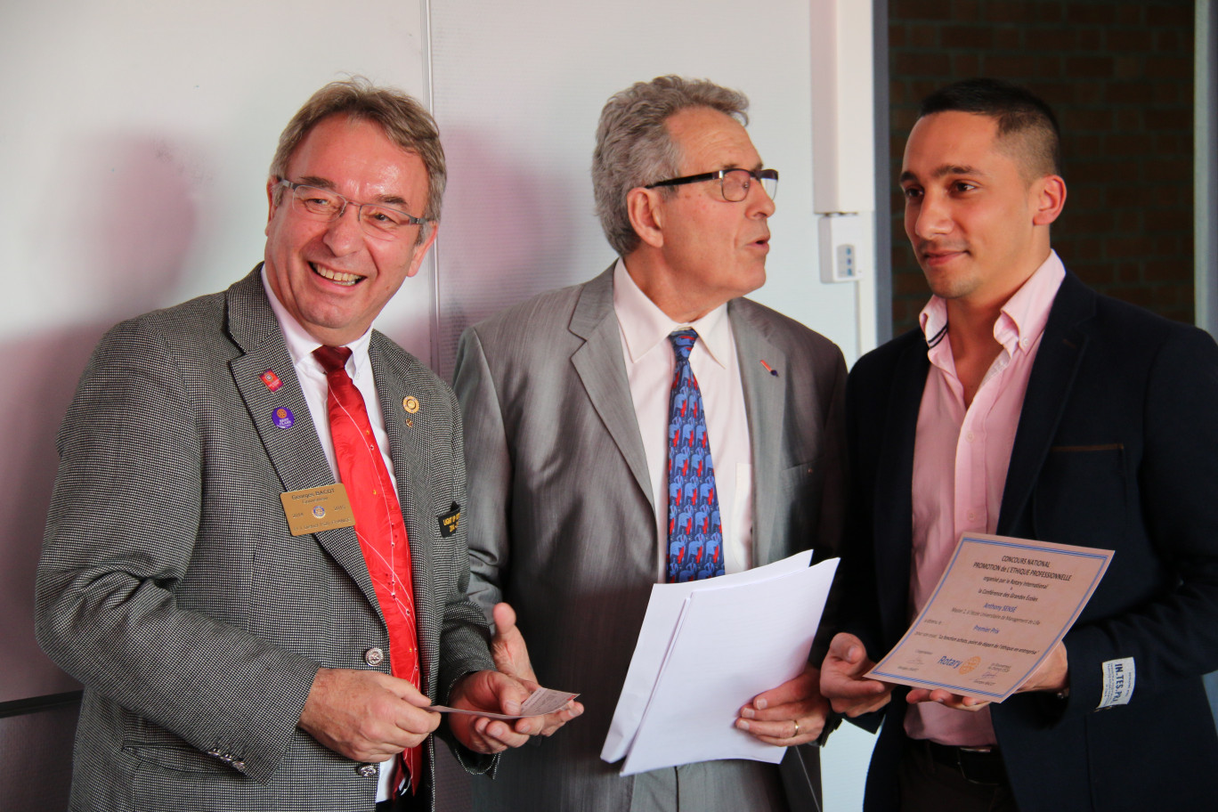 De gauche à droite, Georges Bacot, gouverneur du District 1520, Georges Crapet, animateur du concours prix éthique, et Anthony Sensé étudiant à l'École Universitaire de Management de Lille qui a reçu le 1er prix pour son essai « La fonction achats, point de départ de l'éthique en Entreprise ».