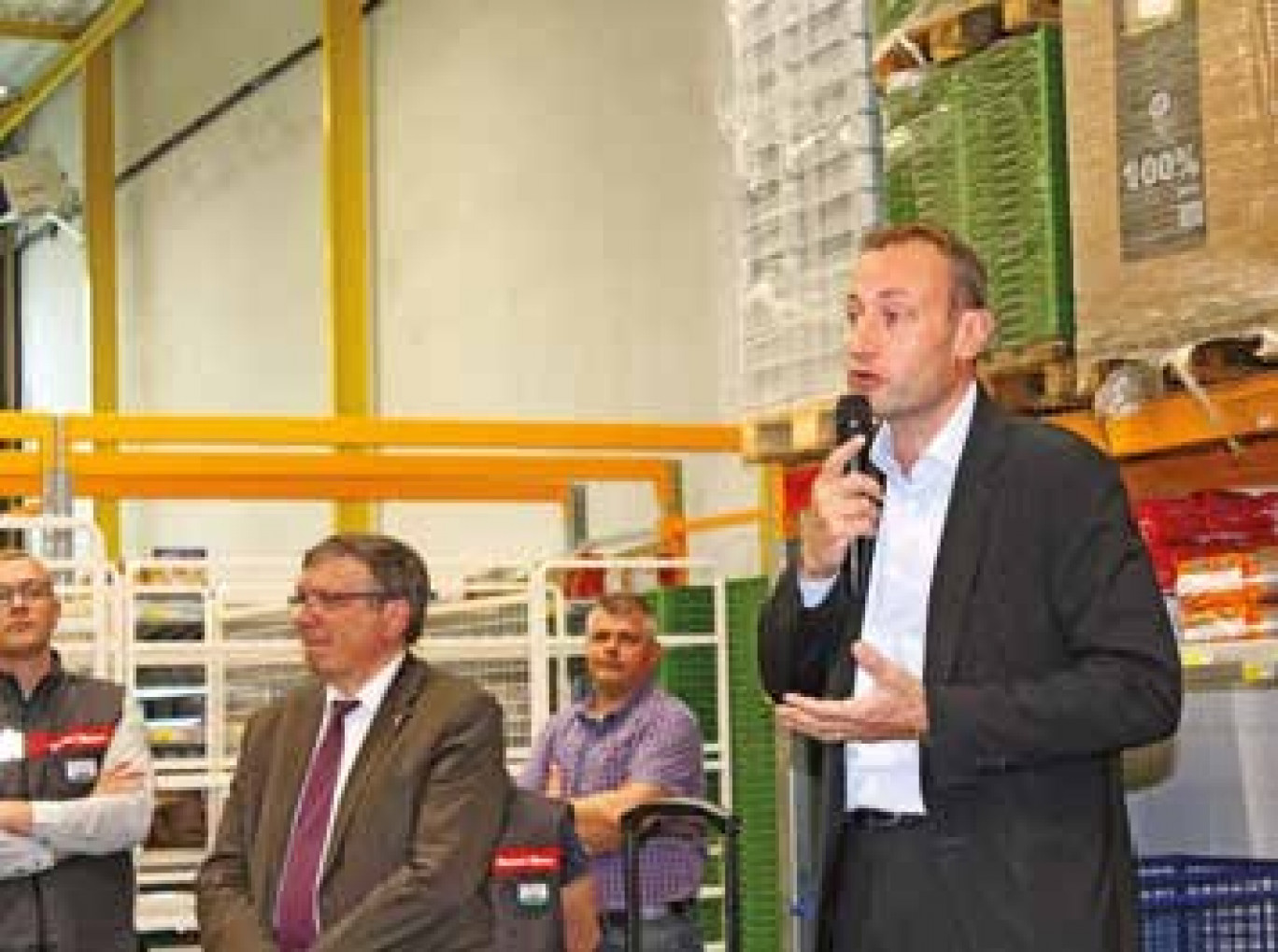 De gauche à droite, lors de l'inauguration, le 13 mai 2013, Sébastien Monnier, responsable du drive, Marc Godefroy, maire de Lezennes, et Hervé Wallaert, directeur de l'hypermarché Auchan V2.