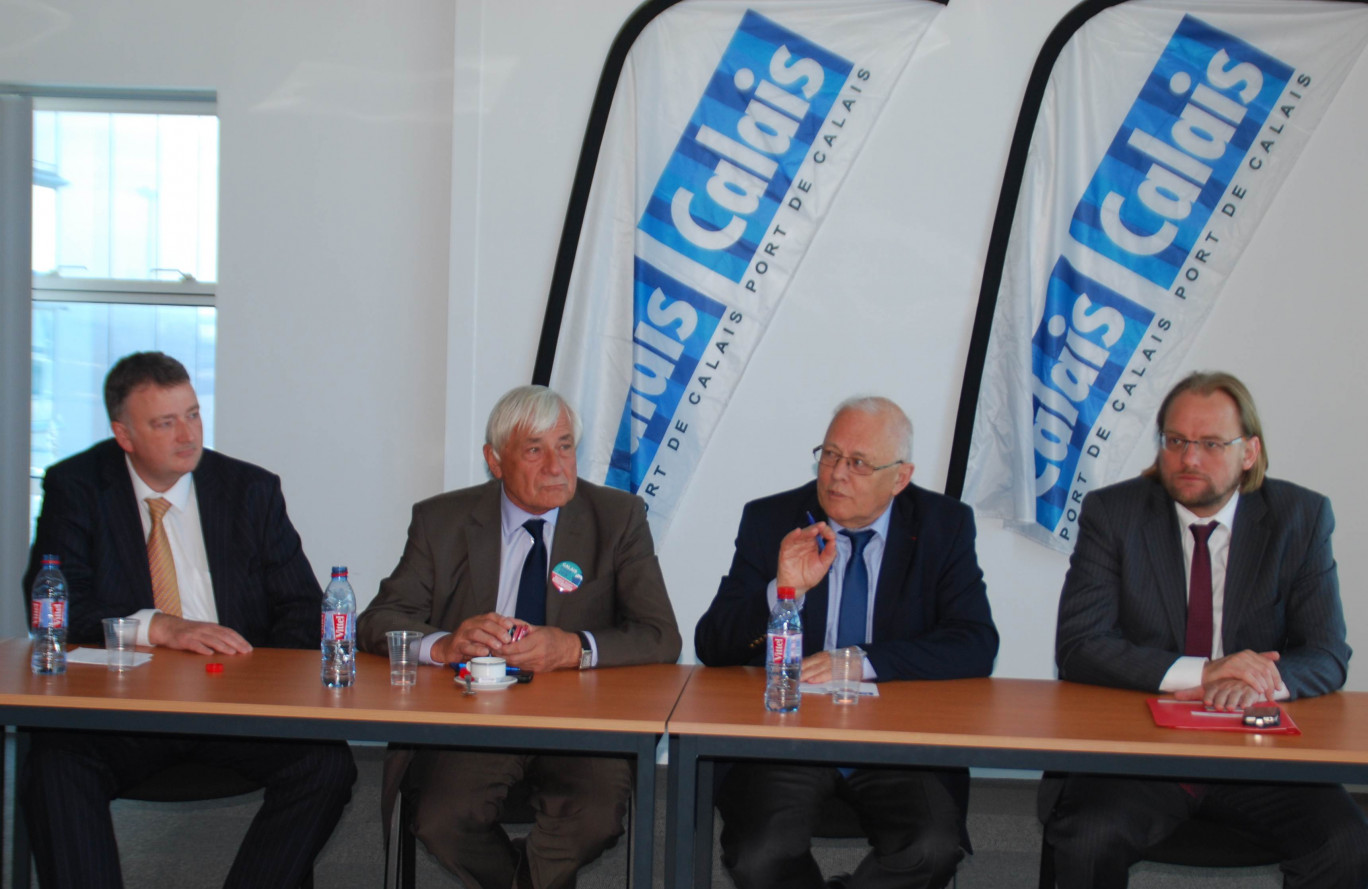 De gauche à droite, Shaun Pottage (Port de Douvres), Jean-Marc Puissesseau (CCI Côte d’Opale), Peter Balazs (Coordinateur européen du corridor Mer du Nord-Méditerranée) et Wulfran Despicht (Région Nord-Pas-de-Calais).