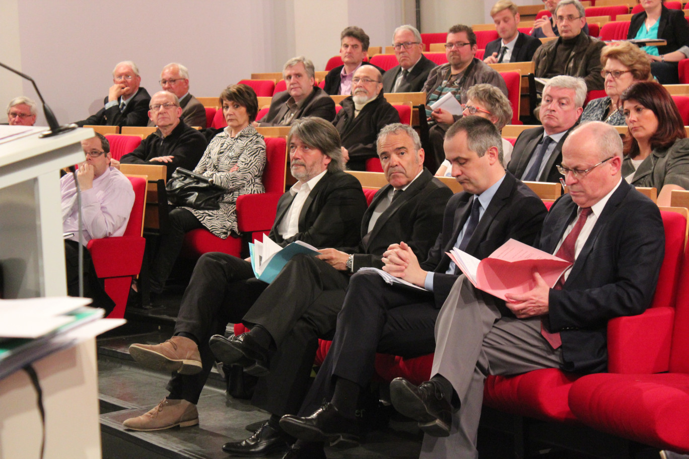 Conférence de presse. De g. à dr. Pierre Heumel, adjoint à l'urbanisme de la ville, MM. Abrard, Cau, M. Decoster et Bruno Humez, vice président Caso (urbanisme).