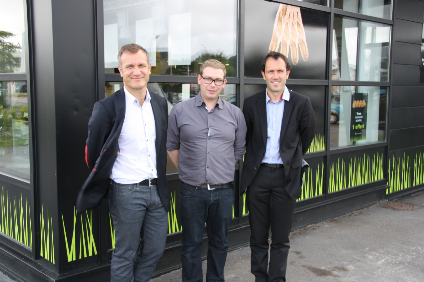 De G. à D., MM. Bultel, Lemaire et Brindejonc devant la boulangerie tout jusye inaugurée.