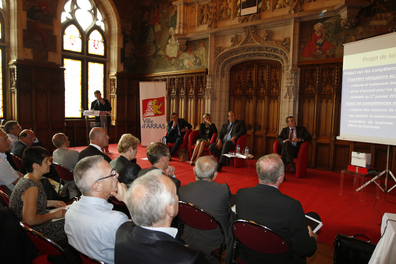 La salle des fêtes du beffroi d’Arras était comble pour cette assemblée générale dite intermédiaire organisée sur fond de désengagement de plus important de l’État et de réflexion sur l’avenir des petites collectivités.