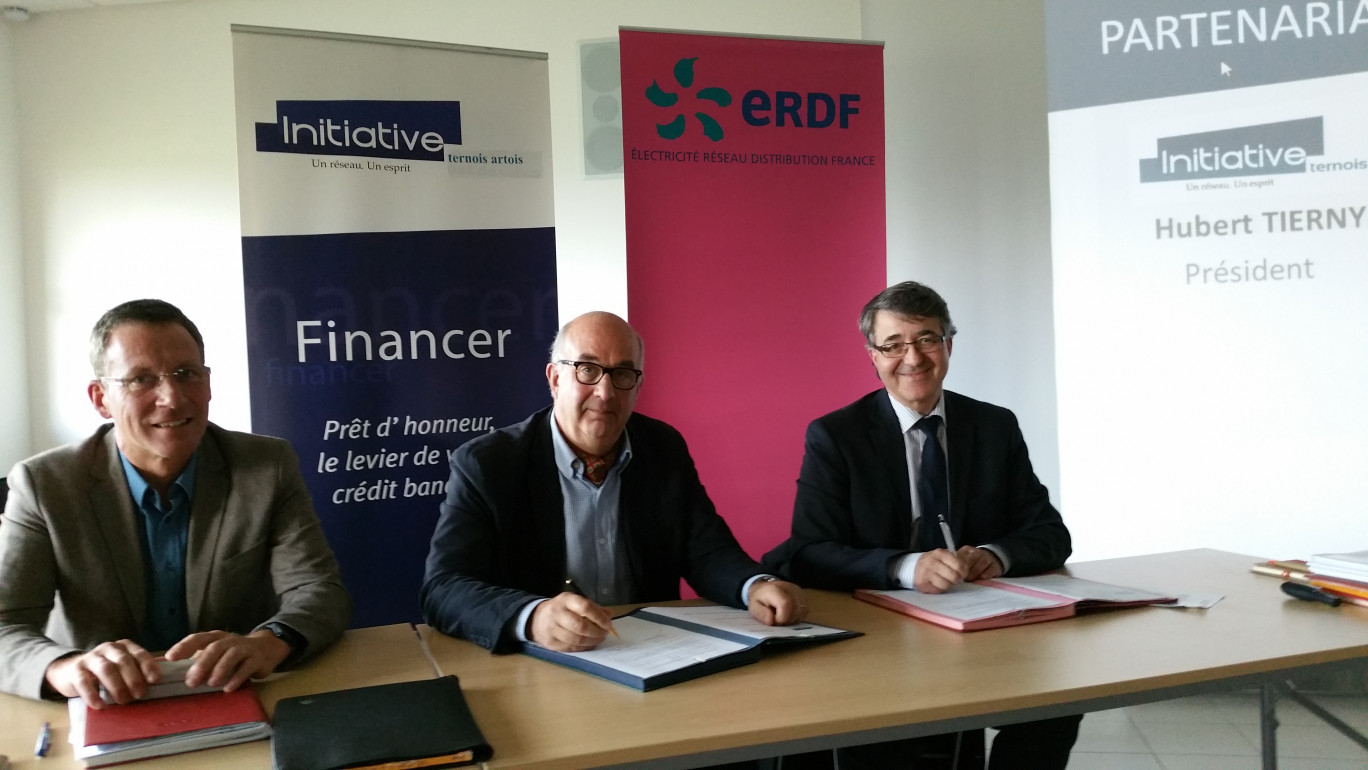 Hubert Tierny (au centre) et Yves Vanlerberghe, directeur territorial Pas de Calais à ERDF (à droite) ont renouvelé le partenariat qui lie leurs 2 organismes.