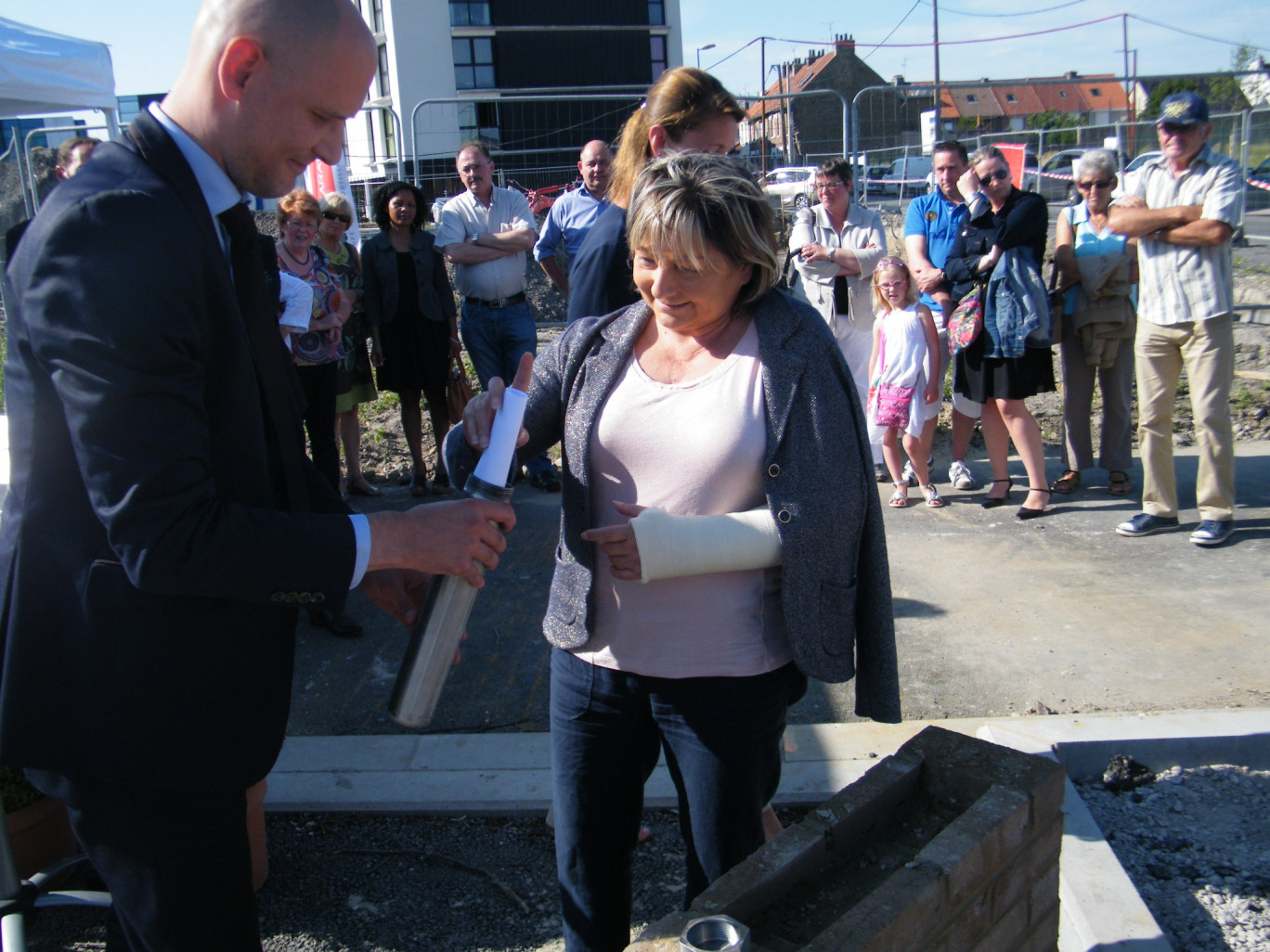 « Natacha Bouchart, sénatrice-maire de Calais, pose la première pierre du lancement des travaux de l'écoquartier Descartes le 8 juillet dernier ».