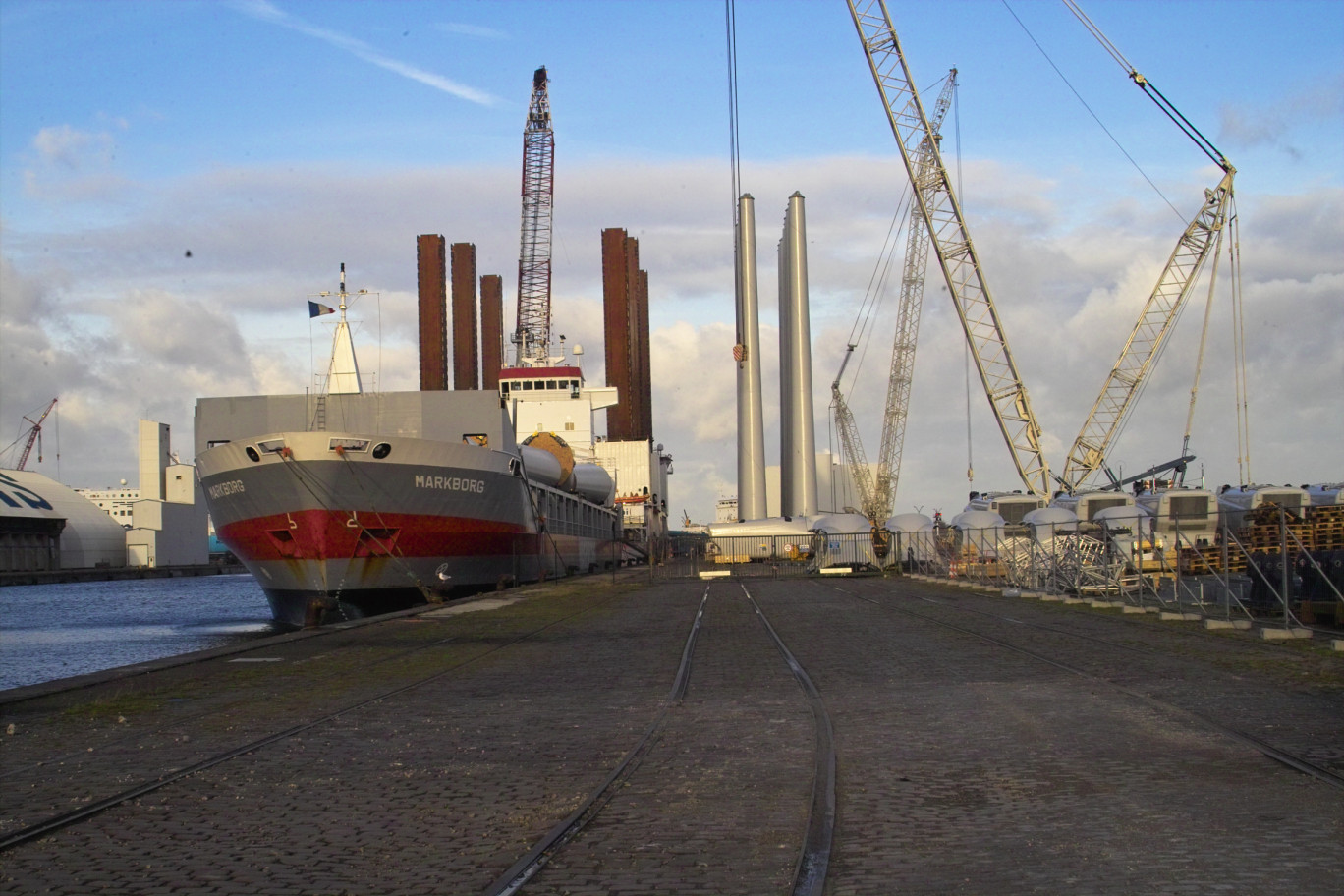 Une analyse démontre que plus de 3,7 milliards d’euros de valeur ajoutée y ont été générés en 2013 par le port de Dunkerque.