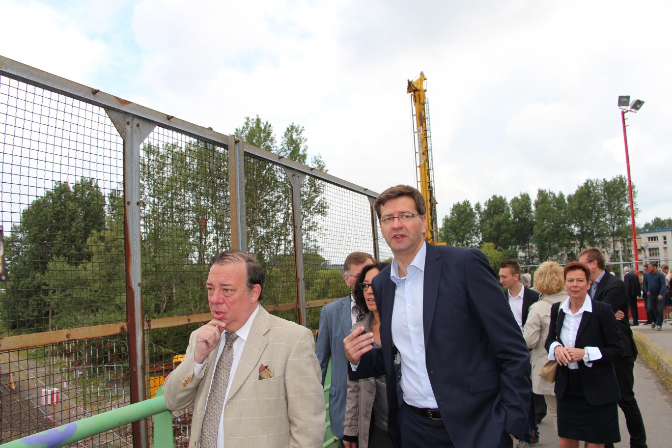 « Visite du chantier de reconstruction du pont du triangle au carrefour des trois communes fusionnées. Christian Hutin (au premier plan), député-maire de Saint-Pol-sur-Mer et Patrice Vergriete, maire de Dunkerque et président de la Communauté Urbaine  ».