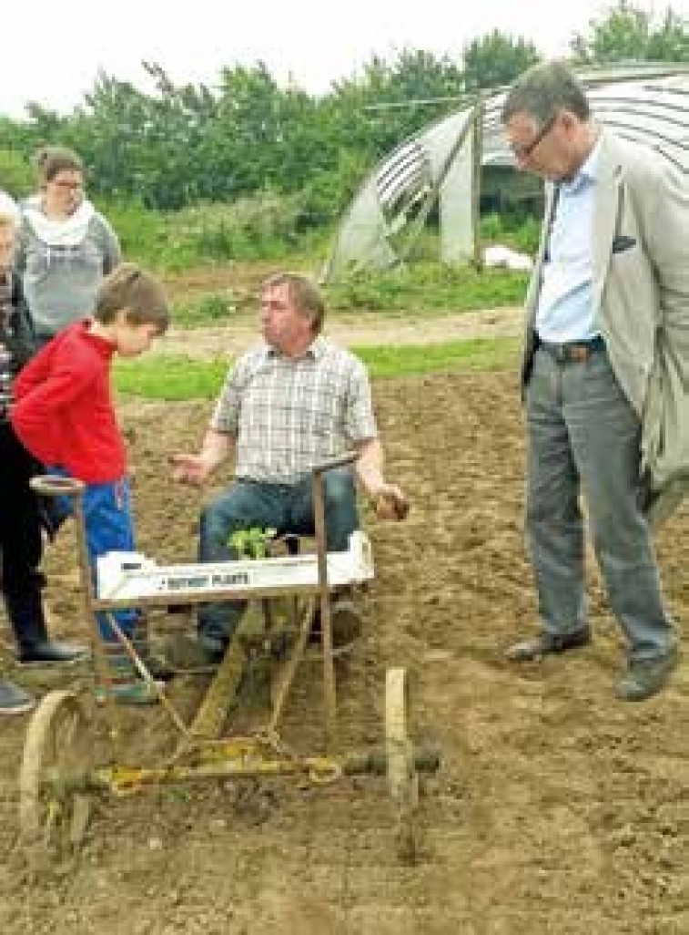 Journée portes ouvertes : Dominique présente sa technique personnelle sur son matériel traditionnel.