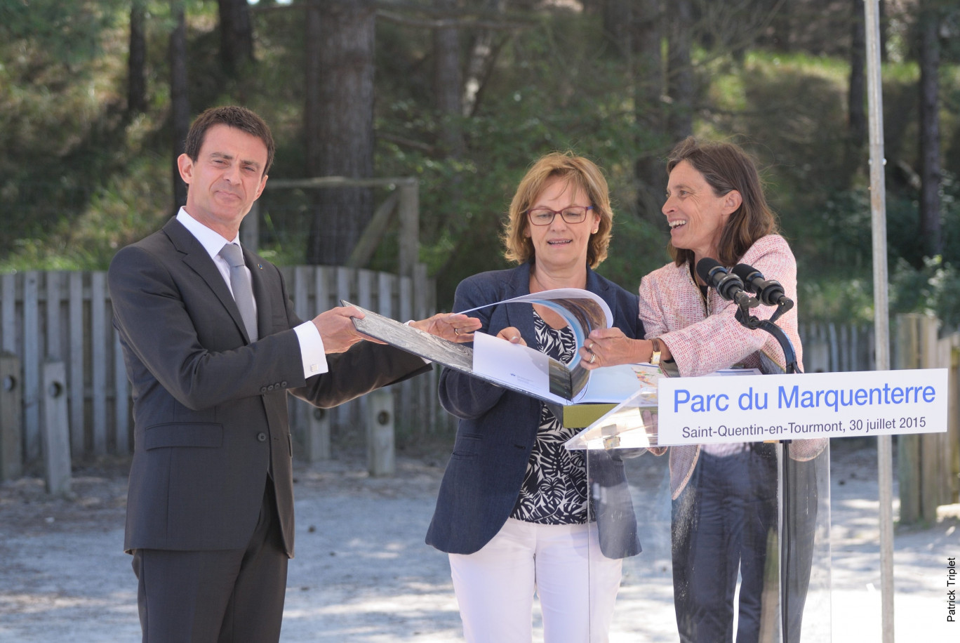 Le Premier ministre Manuel Valls en compagnie de Viviane Le Dissez (au centre), présidente, et Odile Gauthier, directrice générale du Conservatoire du littoral.