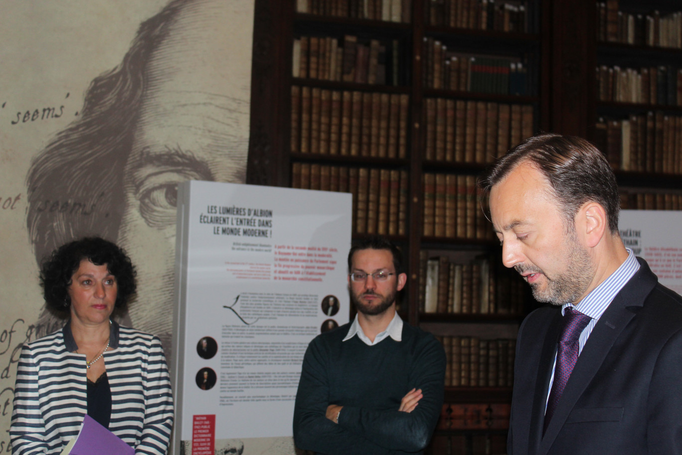 Devant le portrait géant de Shakespeare, de g. à dr. Françoise Ducroquet, directrice, Rémy Cordonnier responsable du fonds ancien et François Decoster.