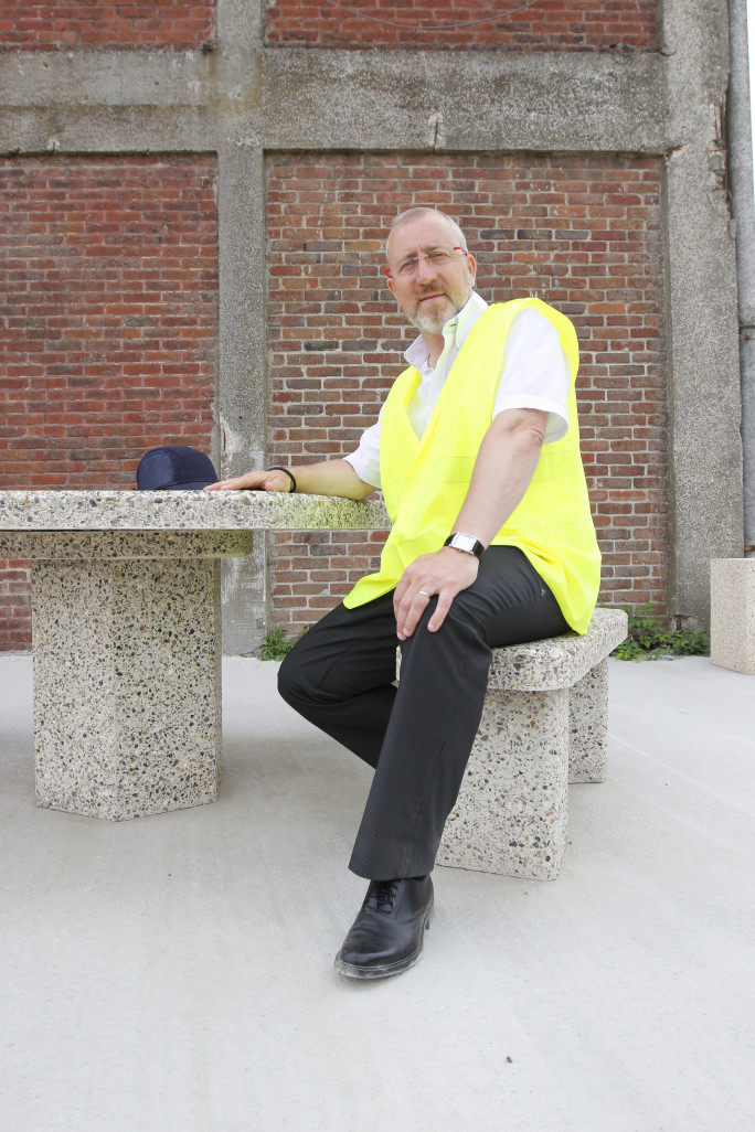 Michel Wieckowski a 49 ans, il vient de reprendre une activité de préfabrication de mobilier urbain et de pièces de construction en béton.