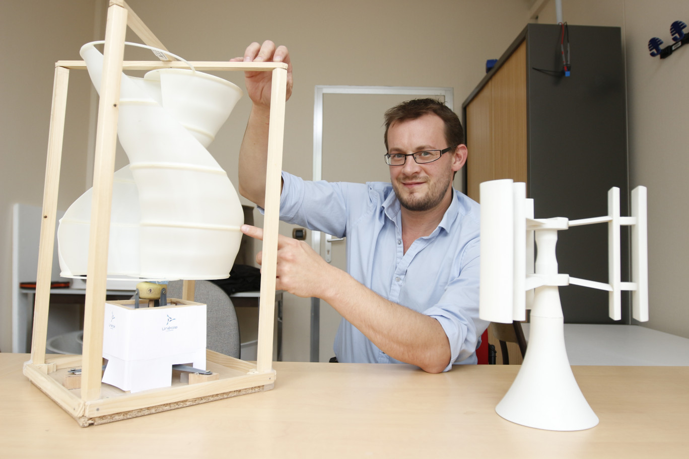 Quentin Dubrulle joue avec une maquette de l’éolienne qu’il a développée. Cette dernière peut-être installée sur le toit d’immeubles en plein centre-ville ou encore sur le toit des entreprises. Une version taille réelle sera présentée sur son stand du salon créer.