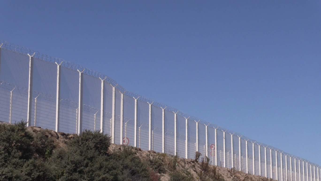 « Le long de la voie portuaire à Calais, des barrières ont été posées l'hiver dernier ».