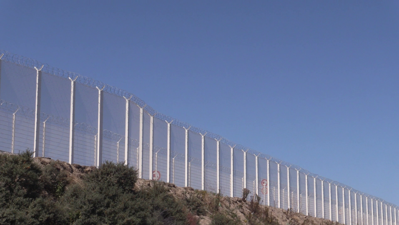 « Le long de la voie portuaire à Calais, des barrières ont été posées l'hiver dernier ».