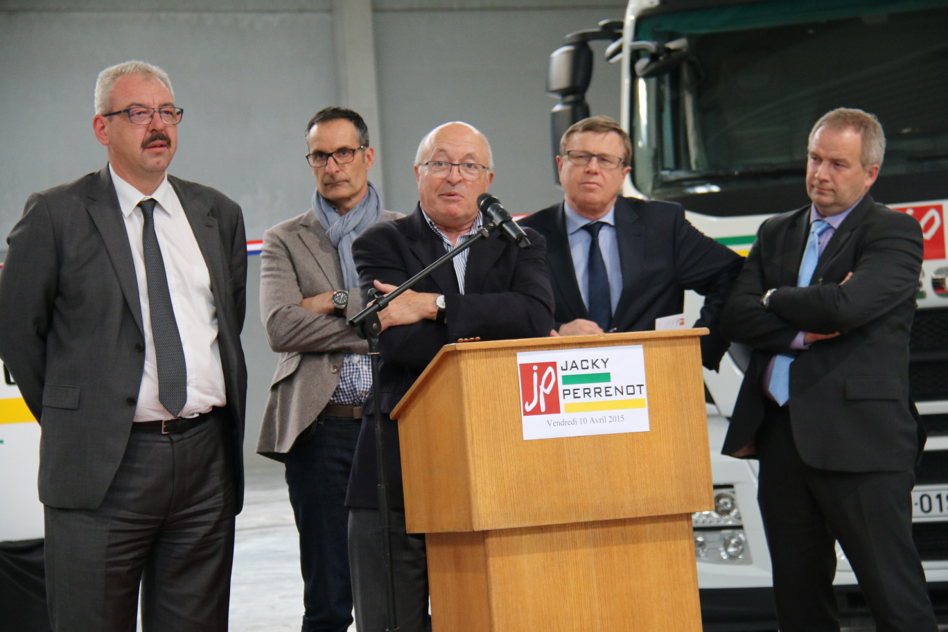 Lors de l’inauguration le 10 avril 2015, de gauche à droite : Frédéric Kielinski et Philippe Givone, respectivement directeur régional et président du groupe Perrenot, Jacky Perrenot (au micro), Philippe Rapeneau, président de la Communauté urbaine d’Arras, et Jean-Marc Parmentier, maire d’Athies.