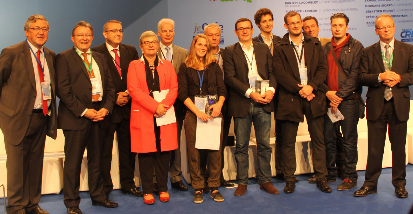 Les lauréats réunis avec les organisateurs du salon.