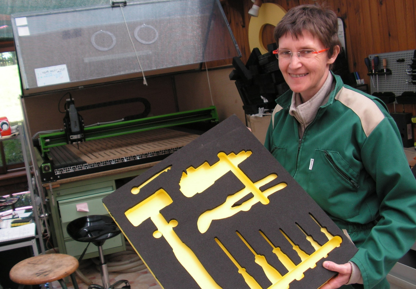 Agnès Wion, avec un des présentoirs à outils, à usage professionnel, réalisés pour une entreprise du sud de la France.
