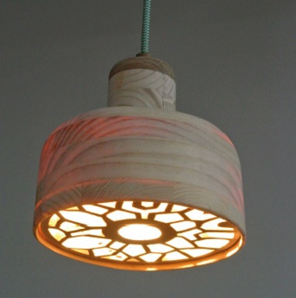 Lampe en marqueterie réalisée par Camille Meire.
