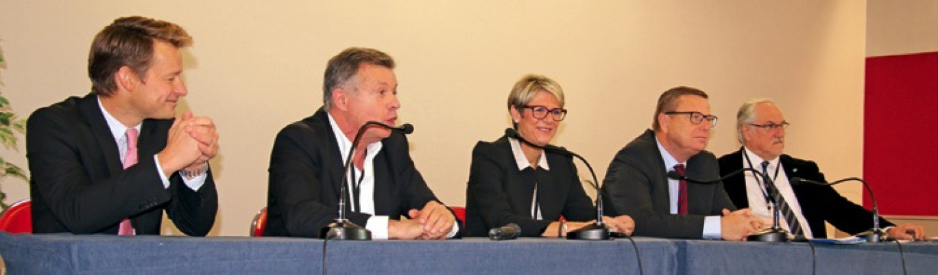 De gauche à droite, les intervenants à la table ronde : Augustin Motte, dirigeant de Lucullus à Marly, Jean-Bernard Bayard, président de la Chambre d’agriculture du Nord-Pas-de-Calais, Claudine Lucien, présidente des Ets Lucien à Allonne, Philippe Rapeneau, président d’Agroé - pôle d’excellence de l’agroalimentaire du Nord-Pas-de-Calais, et Edouard Magnaval, président de la CCI Artois.