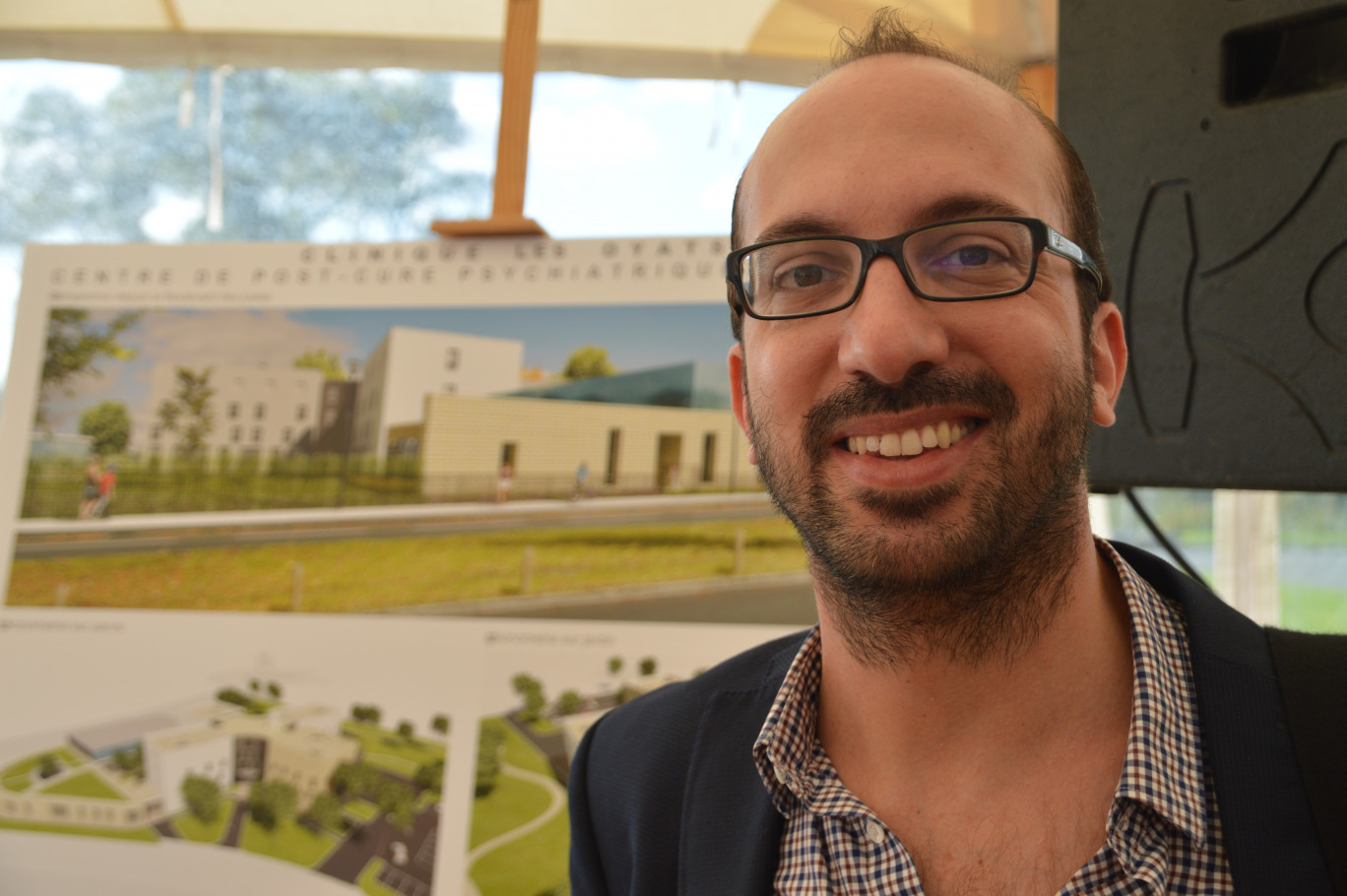 L'architecte, Julien Fraysse, auteur du dessin de la clinique, un bâtiment blanc en croix.