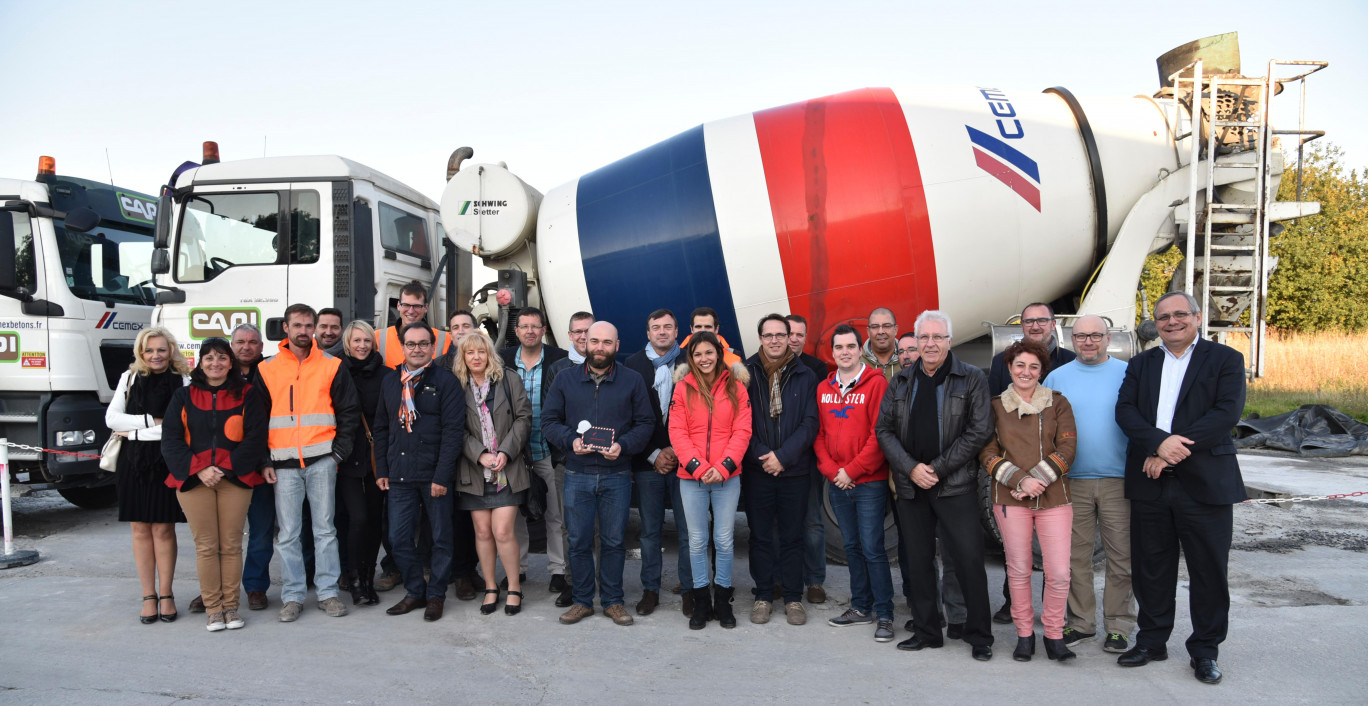 L’équipe  locale de Cemex Nord-Pas de Calais vient de recevoir le trophée « sécurité » synonyme d’une année sans accident.