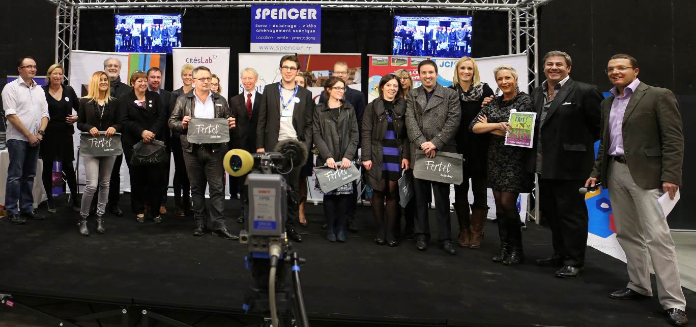 Soirée FERTEL. Au premier plan, les Fertéliens 2015. On reconnait Jean Réveillon (3è à gauche) auprès de Carole Lobry et Claude Thomas (2è à droite) entre Elisabeth Pette et Arnaud Heu, l'animateur de la soirée.
