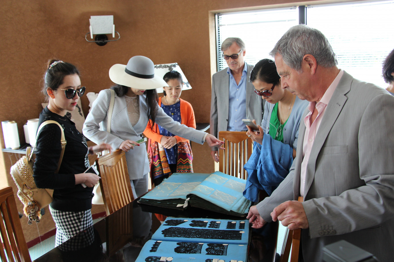 « Visite d'investisseurs chinoises chez Desseilles Fabrics au printemps dernier ».