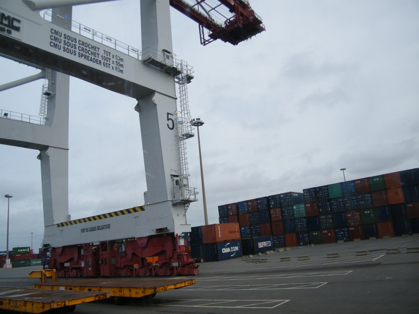 « Dunkerque reste marquée par sa nature industrielle en dépit d'un accroissement conséquent _ et bienvenu _ de son trafic passager. Le volume de contenairs n'est toutefois pas au nivau des ports belges concurrents ».