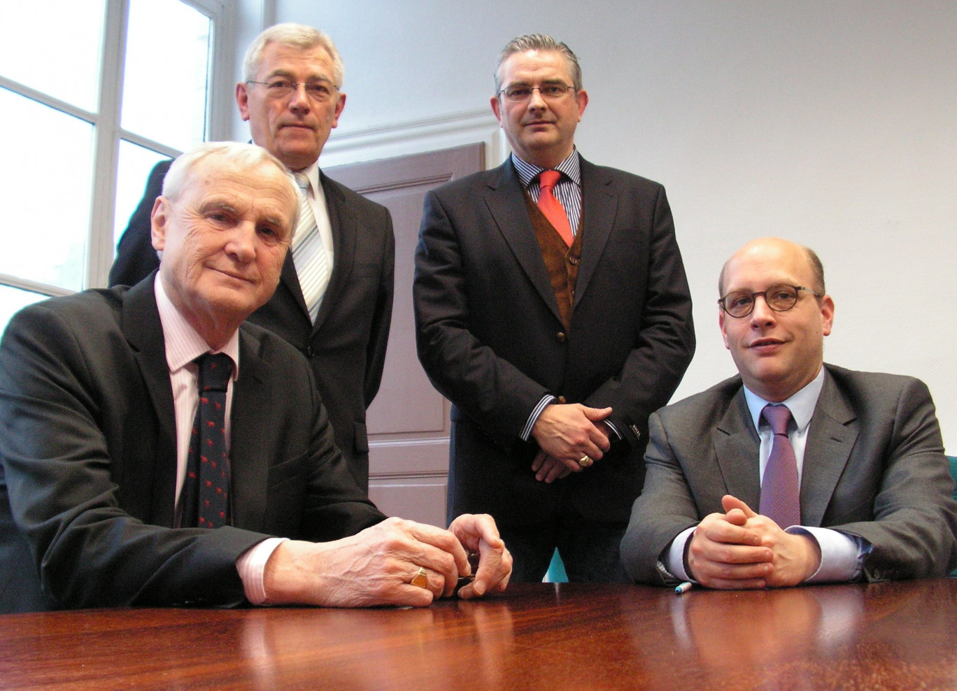 De gauche à droite dans ce bureau où sont reçus les chefs d’entreprise : Serge Moreau, président du tribunal de commerce de Valenciennes, Michel Duquenne, juge au tribunal en charge de la prévention ; Christophe Delattre, vice-procureur au Tribunal de grande instance (service commercial, procédures collectives…) ; et Arnauld Renard, greffier.