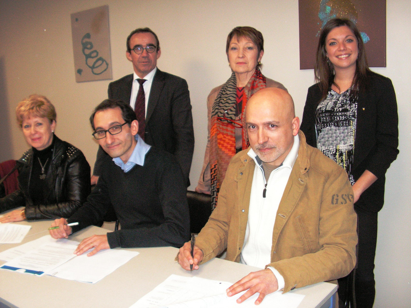 La séance de signatures. De gauche à droite : Pascale Poupart, Julien Audouard et José Lourenço, les lauréats (1er rang). Au deuxième rang : Eric Mozas (président), Jocelyne Pidoux (directrice) et Mélissa Nabais-Moreno (chargée d’étude de projets)