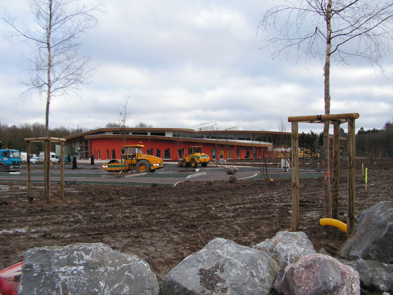 Une vue du futur site (février 2016). Un rond-point a été aménagé. L’ancienne friche Usinor permet de réaliser aussi de grands espaces de stationnement.