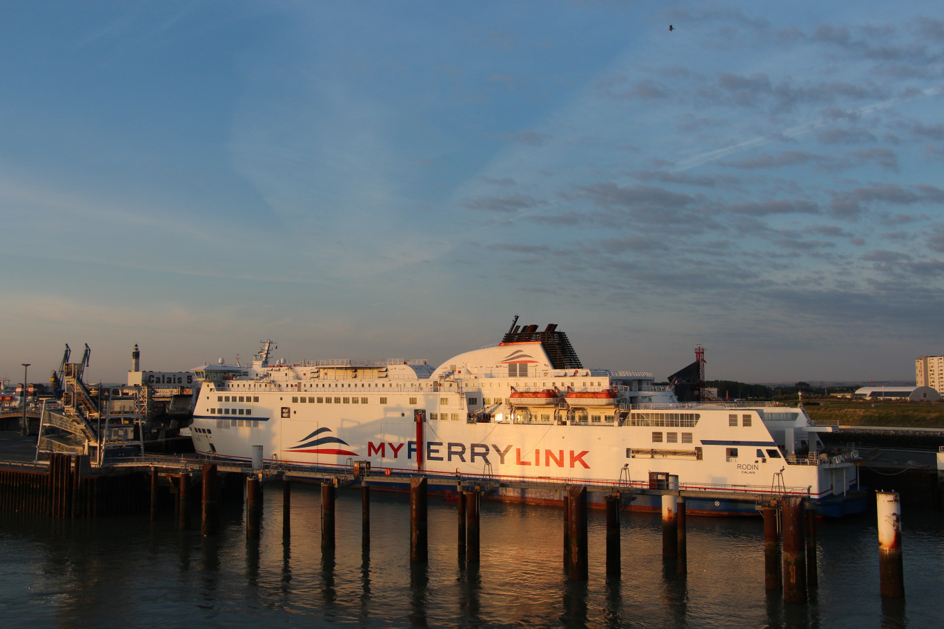 « La filiale MyFerryLink à l'arrêt depuis l'été 2015, la coopérative des ex-SeaFrance en liquidation judiciaire, les navires loués à DFDS et à vendre, Eurotunnel quitte le monde maritime ».