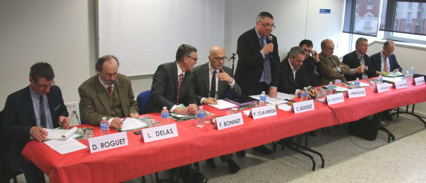 En tribune, avaient pris place de gauche à droite : Daniel Roguet, pt de la Chambre de la Somme, Luc Delas, directeur de la Chambre de Picardie, François Bonnet, directeur régional de la DRAAF, Pierre Clavreuil, secrétaire général pour les affaires régionales (SGAR) représentant le préfet de Région, Christophe Buisset, pt de la Chambre régionale, Xavier Bertrand, pt du Conseil régional, Luc Verhaeghe, 1er vice-pt de la Chambre régionale, Jean-Luc Poulain, pt de la Chambre de l’Oise, Jean-Bernard Bayard, pt de la Chambre Nord-Pas de Calais, et Olivier Dauger, pt de la chambre de l’Aisne. Au 1er rang, on notait la présence de Marie-Sophie Lesne, vice-présidente du Conseil régional déléguée à l’agriculture et à l’agroalimentaire, et Jean-Michel Serres, président de la commission agriculture et agroalimentaire.
